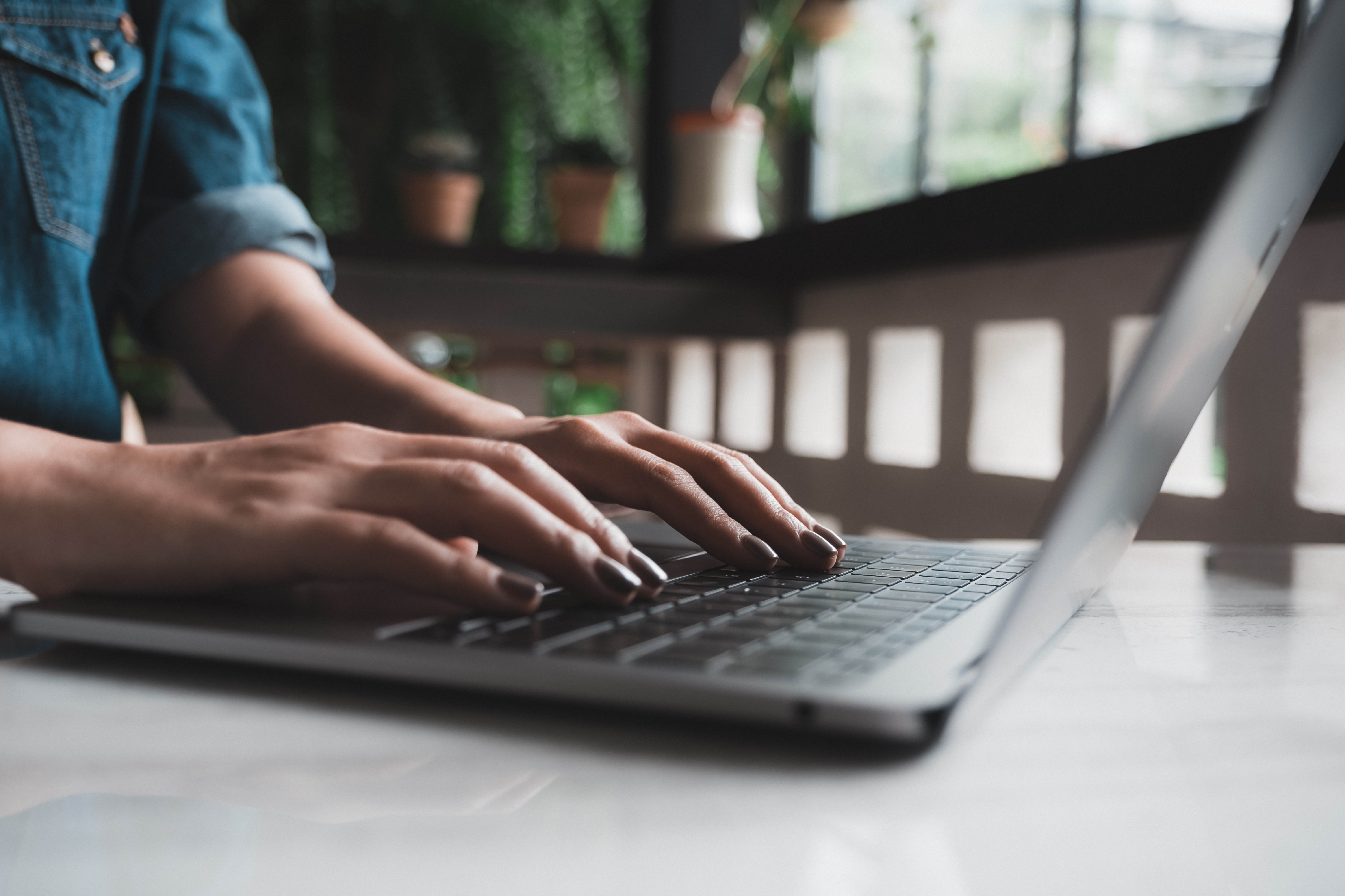 SHARED platform — content beheren op laptop